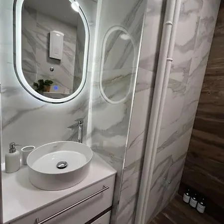 Apartment Leksi Apartman *
